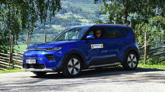 parkert blå Kia e-soul