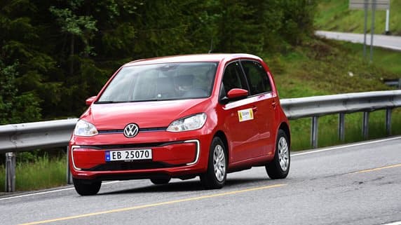 Rød VW e-UP på veien
