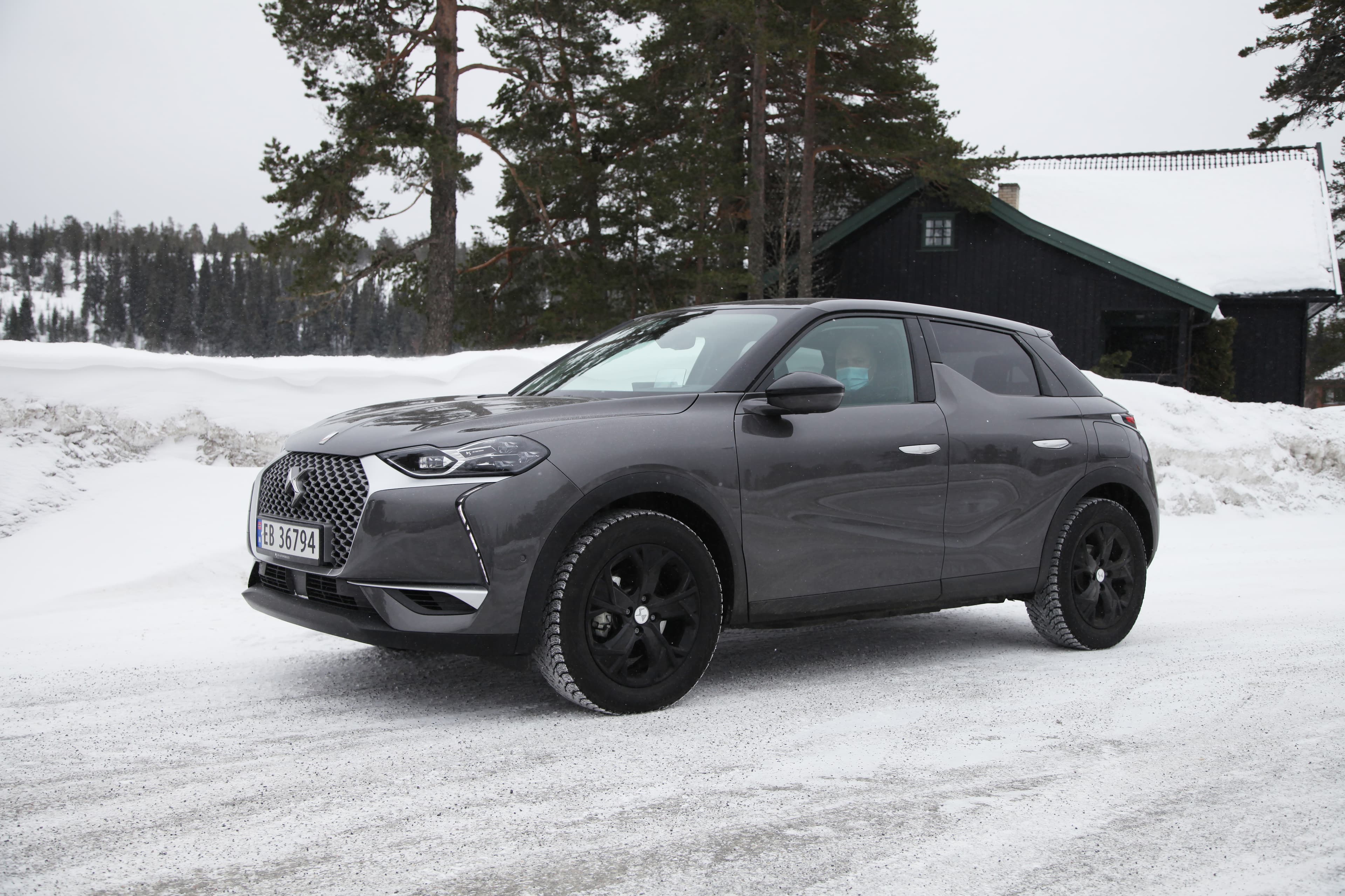 DS-3 Crossback e-tense står parkert vinteren 2021