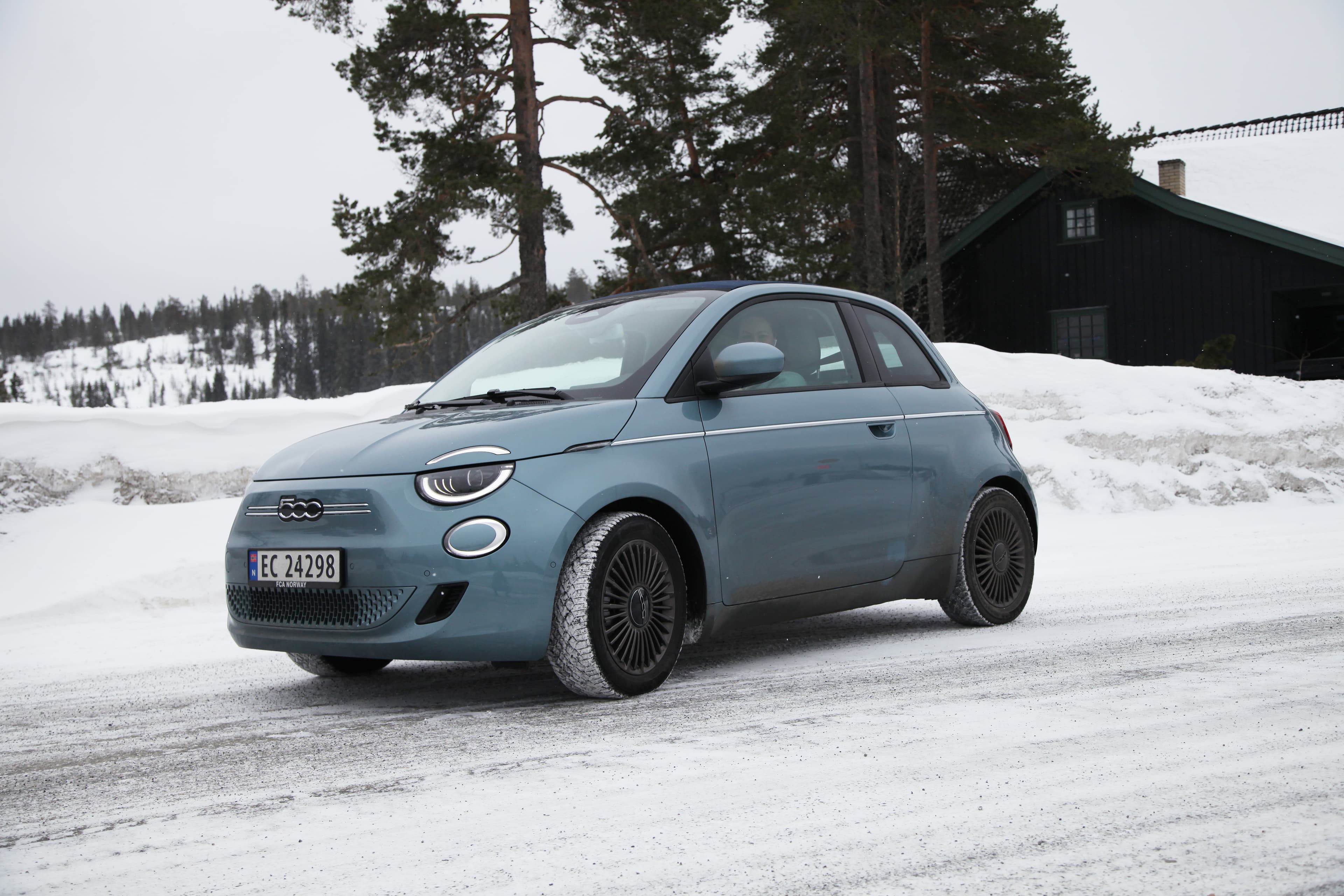 Blå Fiat 500 CAB vinter