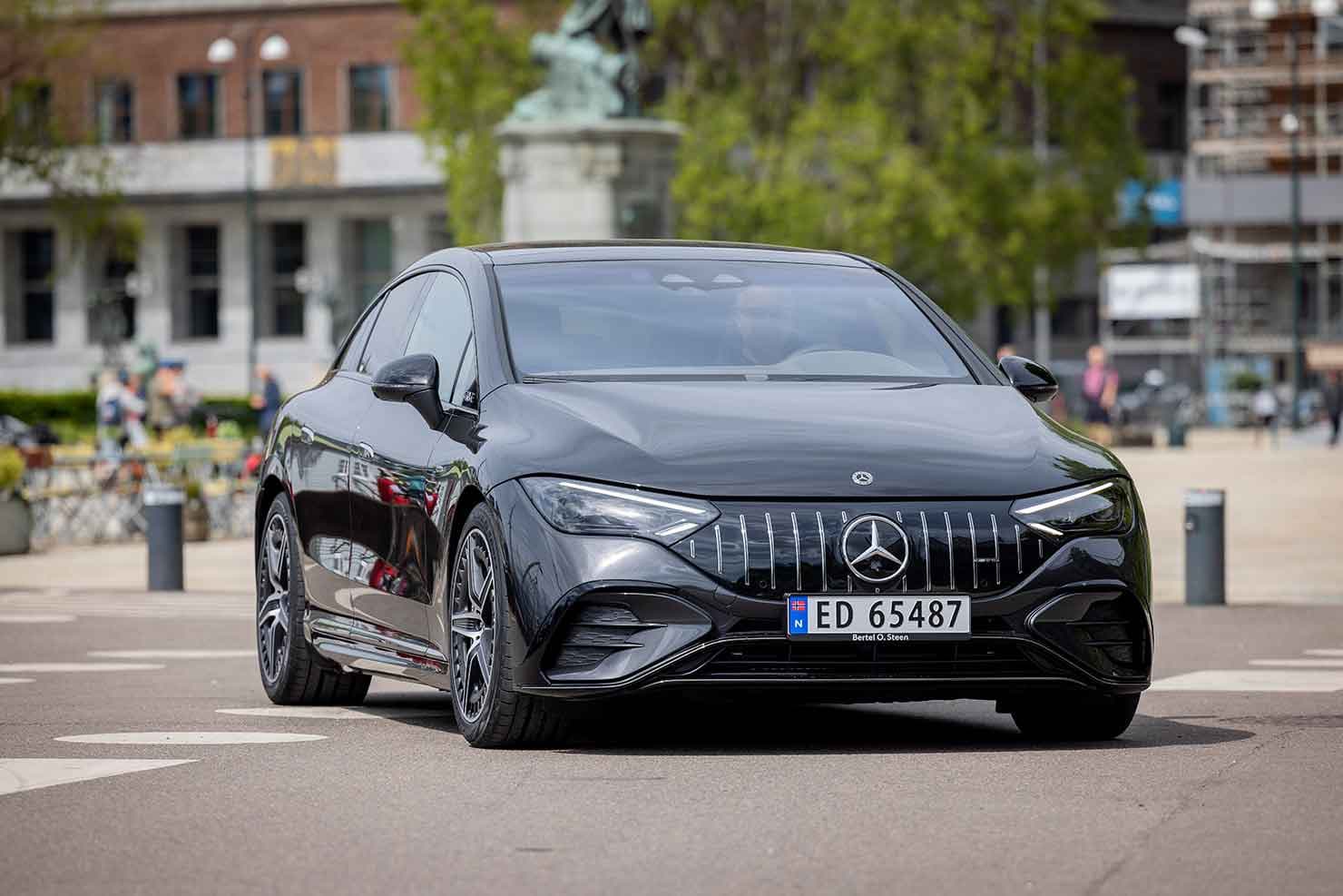 svart Mercedes-AMG EQE 43 4MATIC