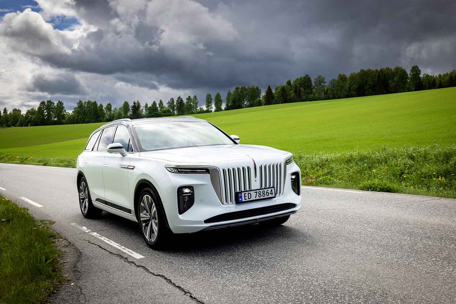 Hongqi EHS-9 på en landevei