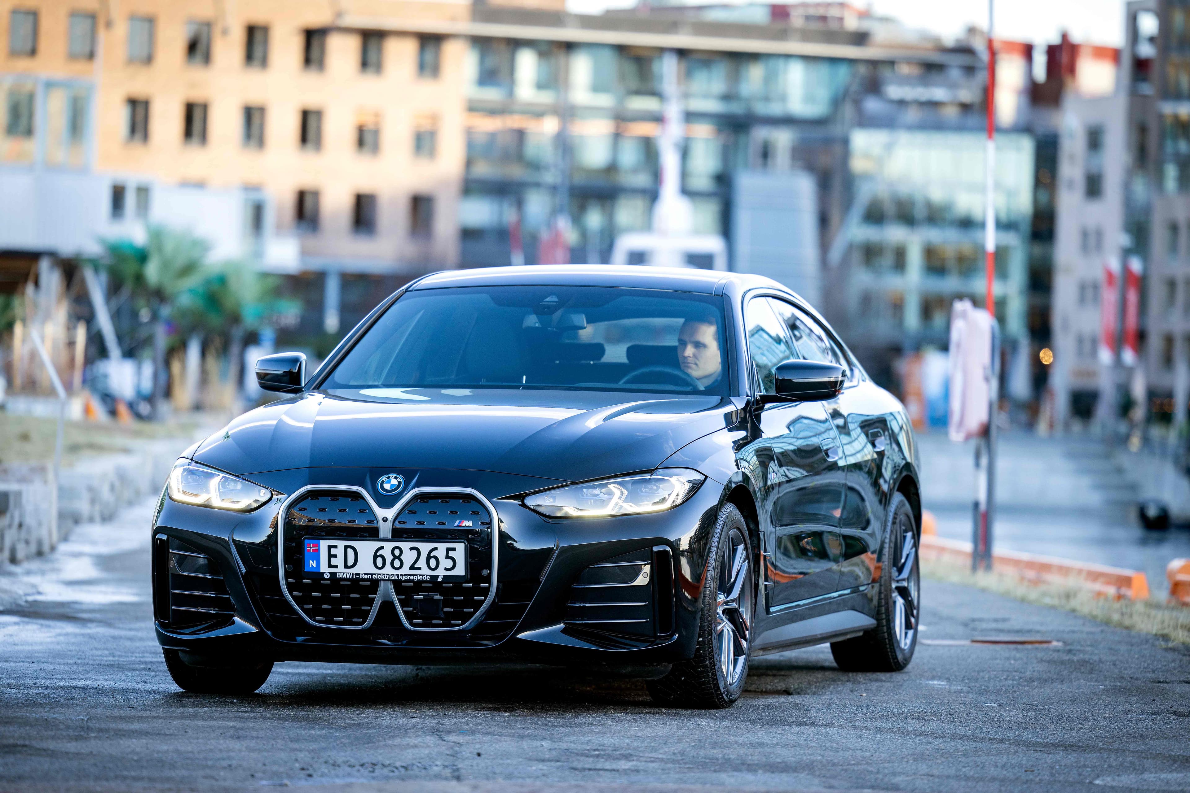 Svart BMW i4 eDrive40 står parkert