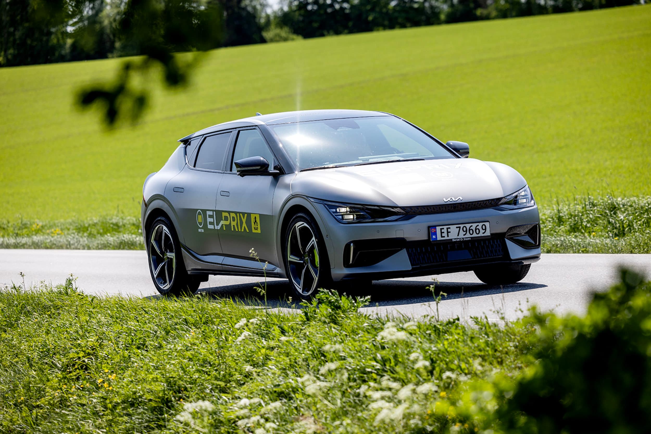 Kia EV6 på landevei under El Prix sommer 2023