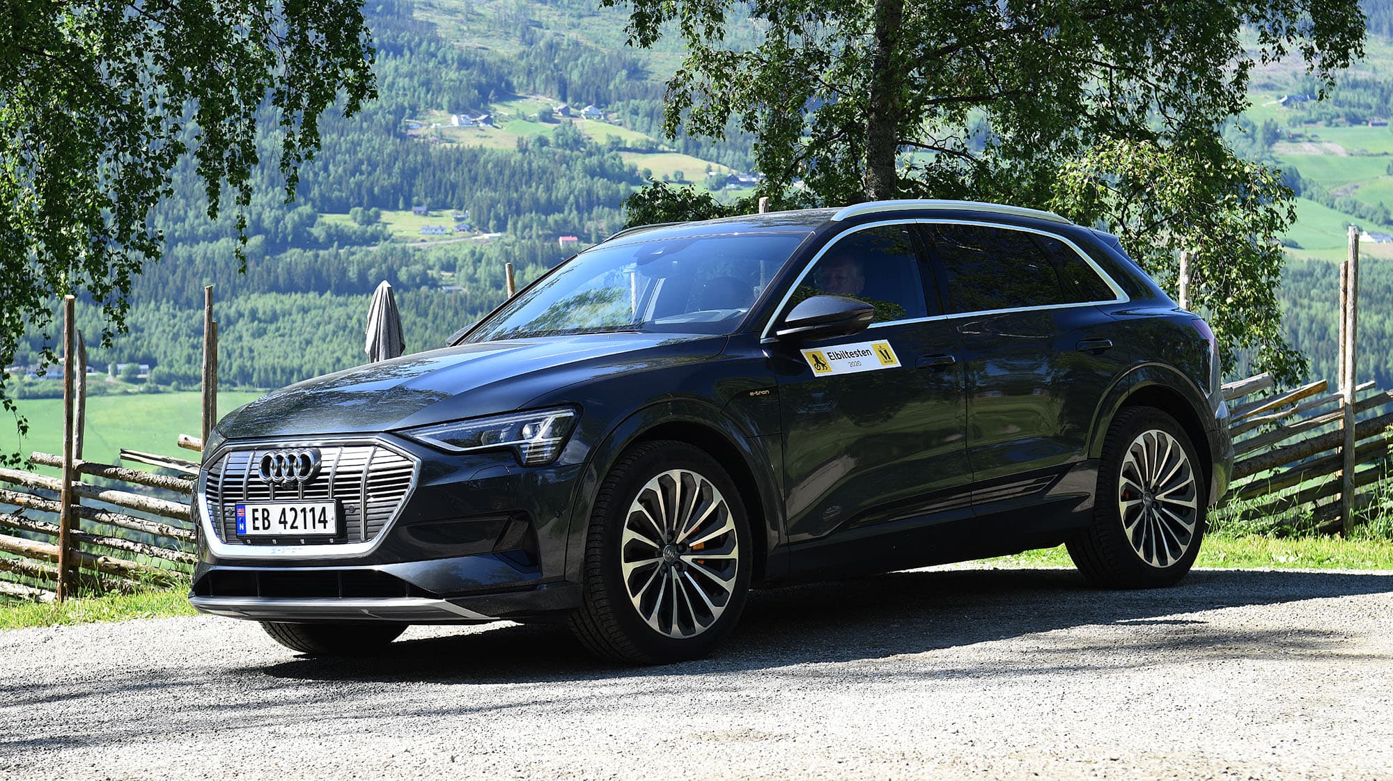 Audi e-tron står parkert