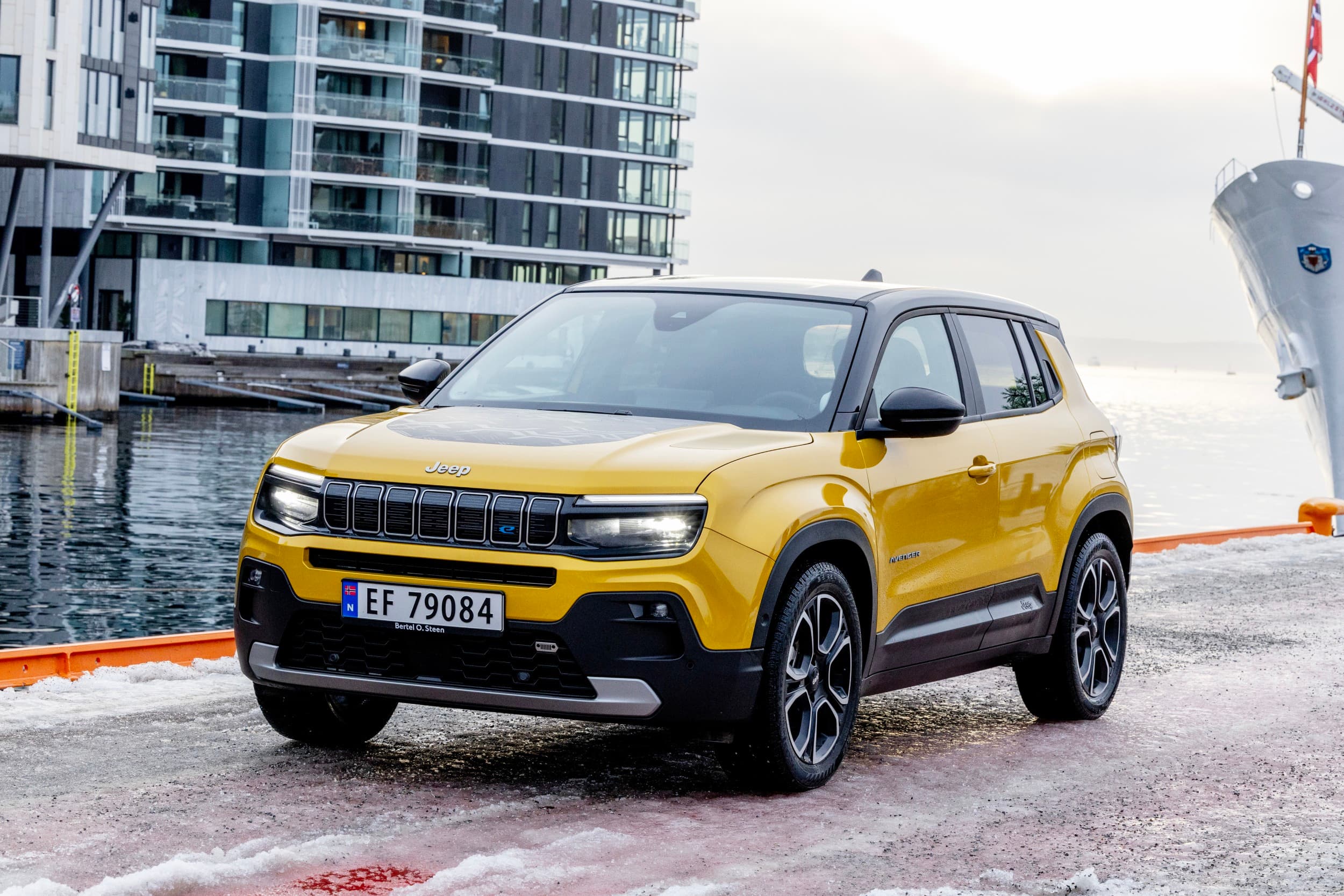 Gul Jeep Avenger på kaia