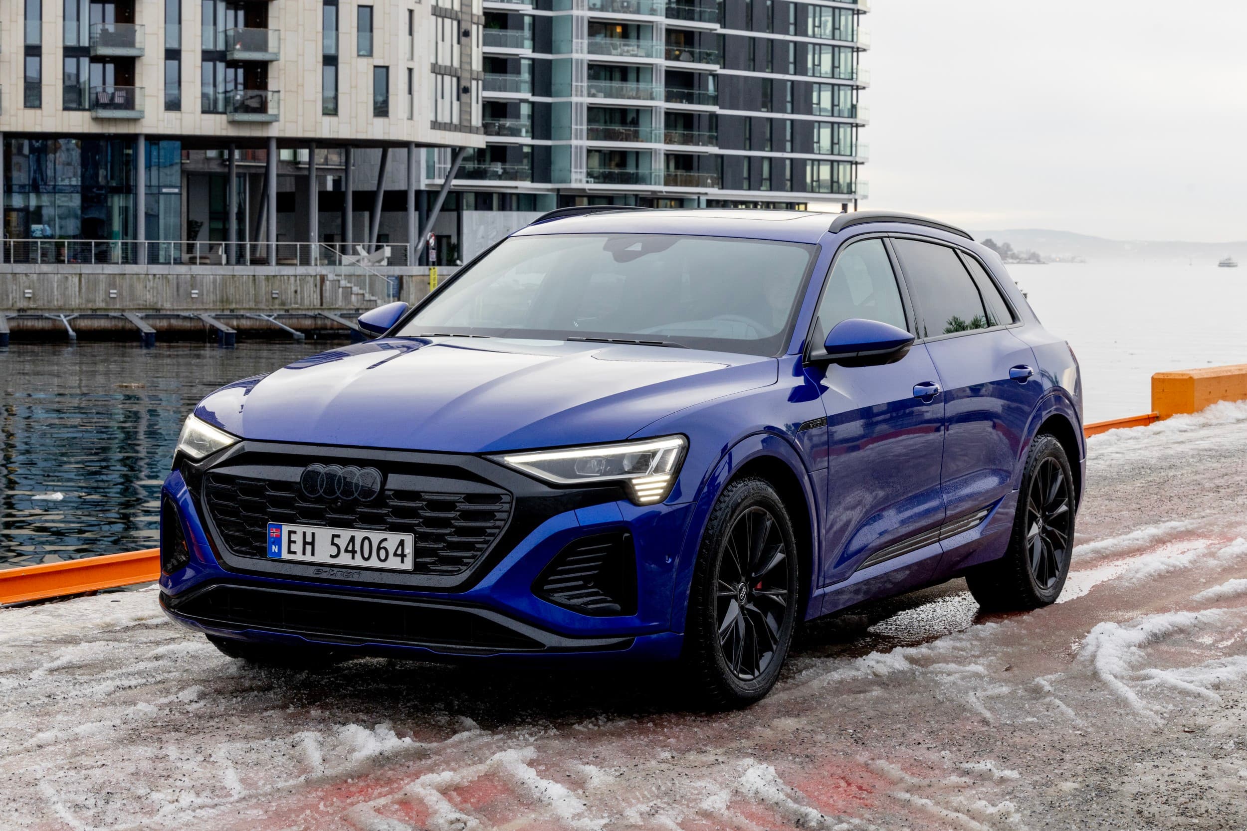 Blå Audi Q8 Etron på kaia