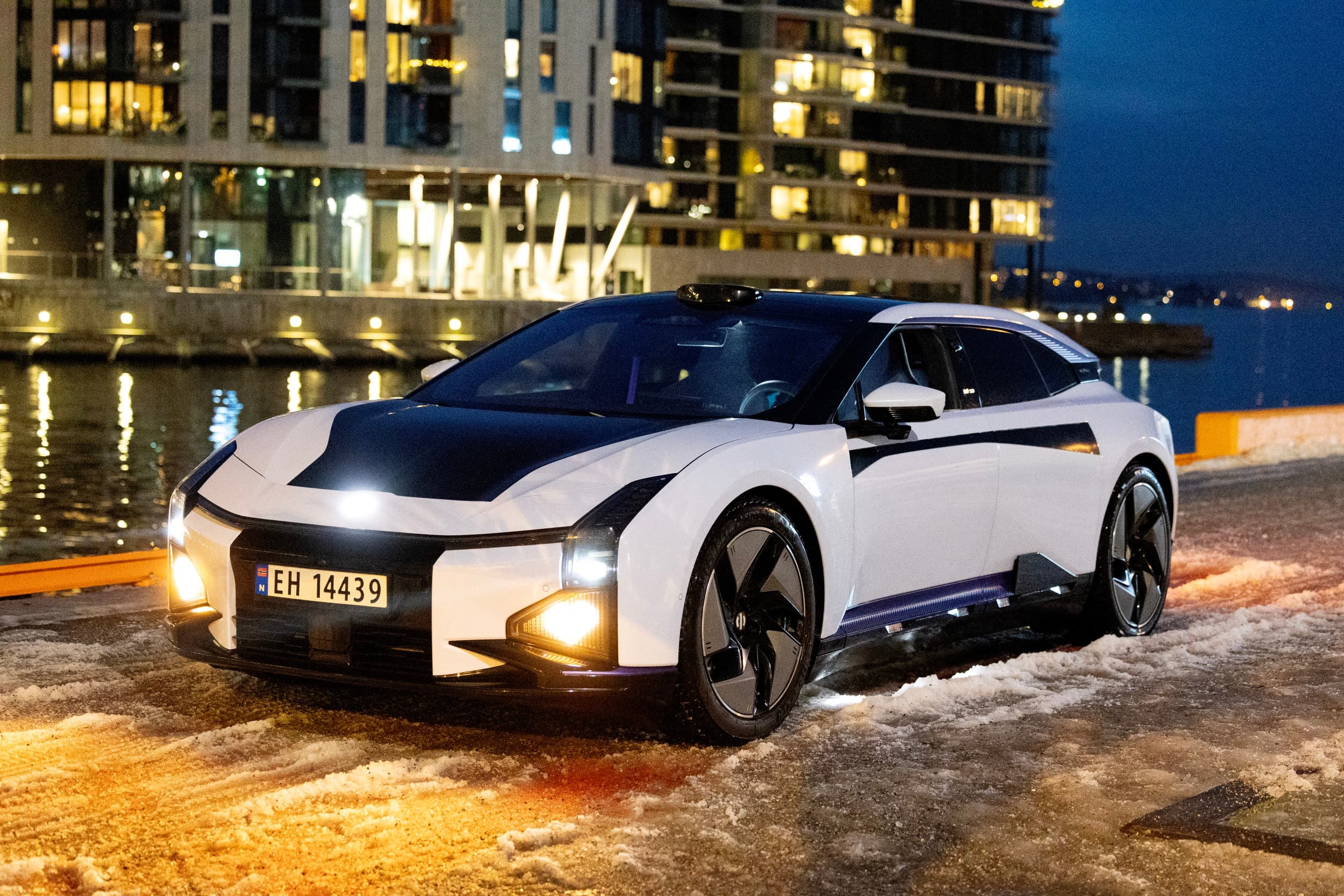 Svart og hvit HiPhi Z på kaia