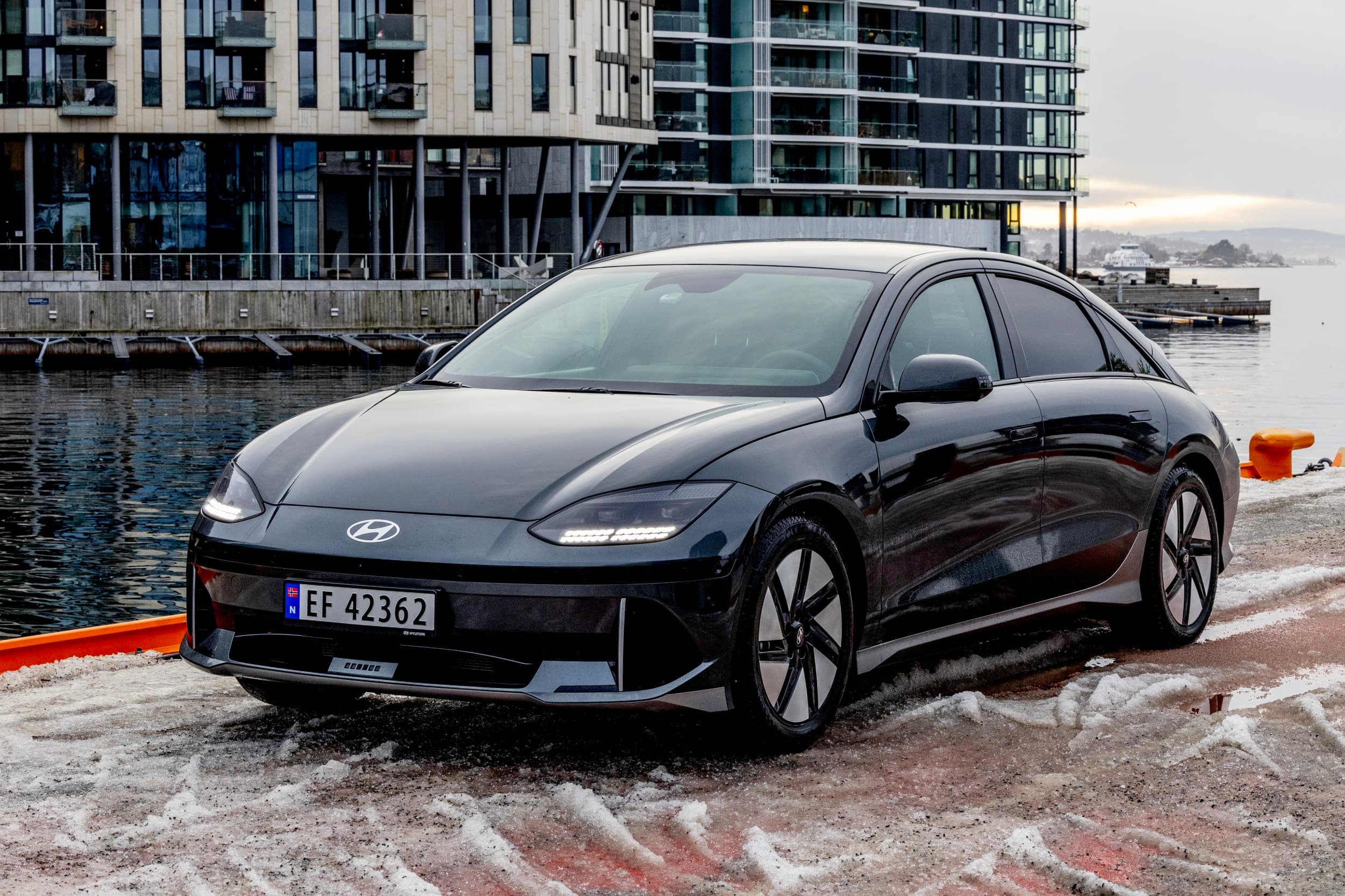 Svart Hyundai Ioniq 6 på kaia