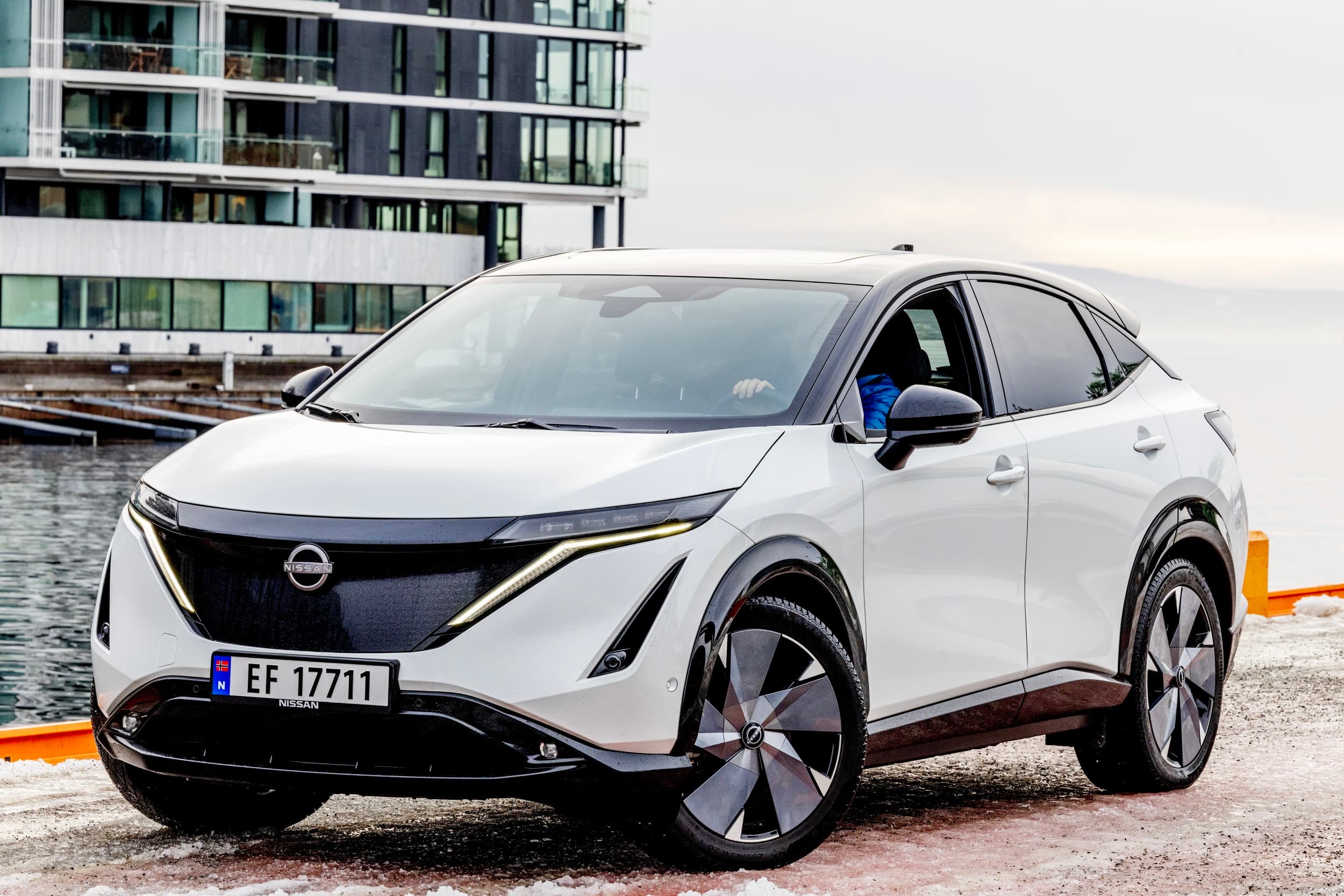 Hvit Nissan Ariya 4wd på kaia