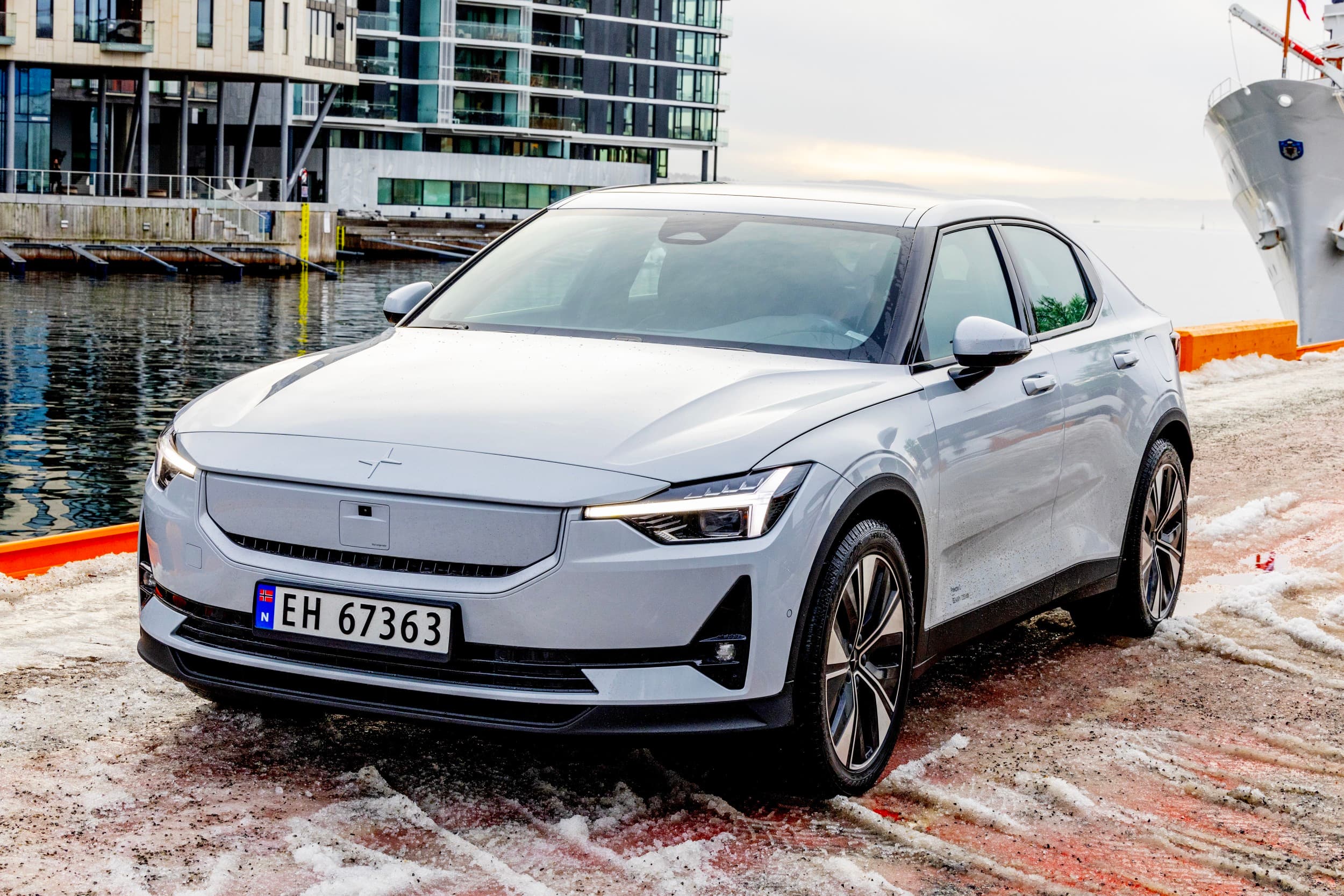 Gråhvit Polestar 2 på kaia