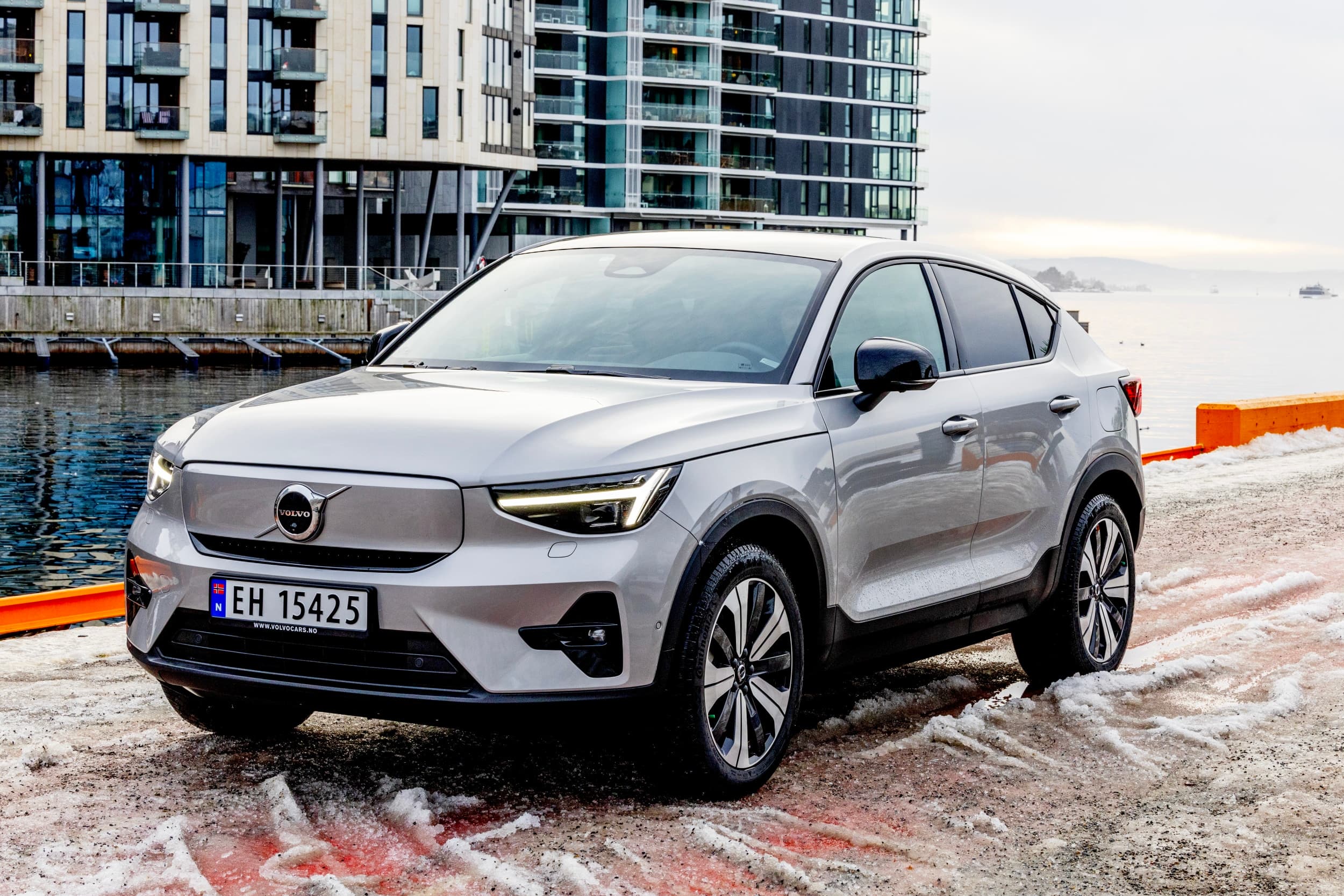 Grå Volvo C40 på kaia