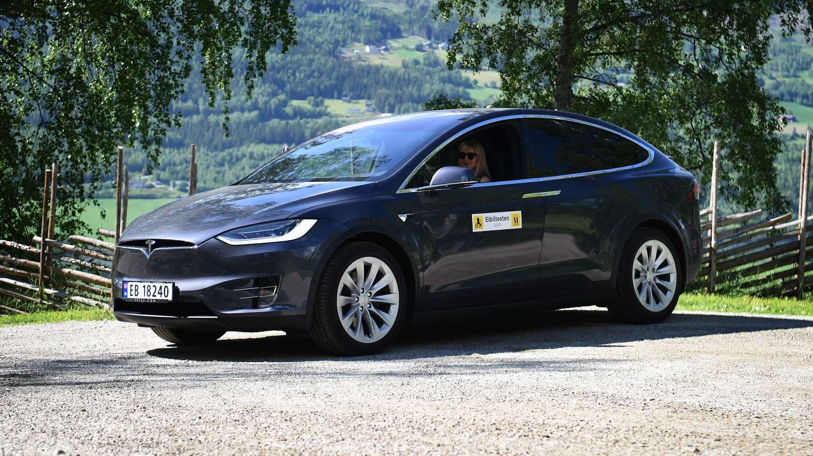 Tesla Model X i sommerlige omgivelser