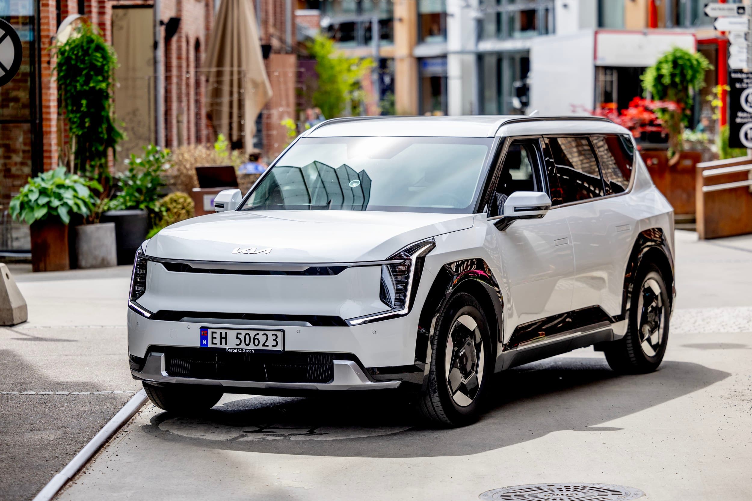 Hvit bil foran murbygg i elbiltest