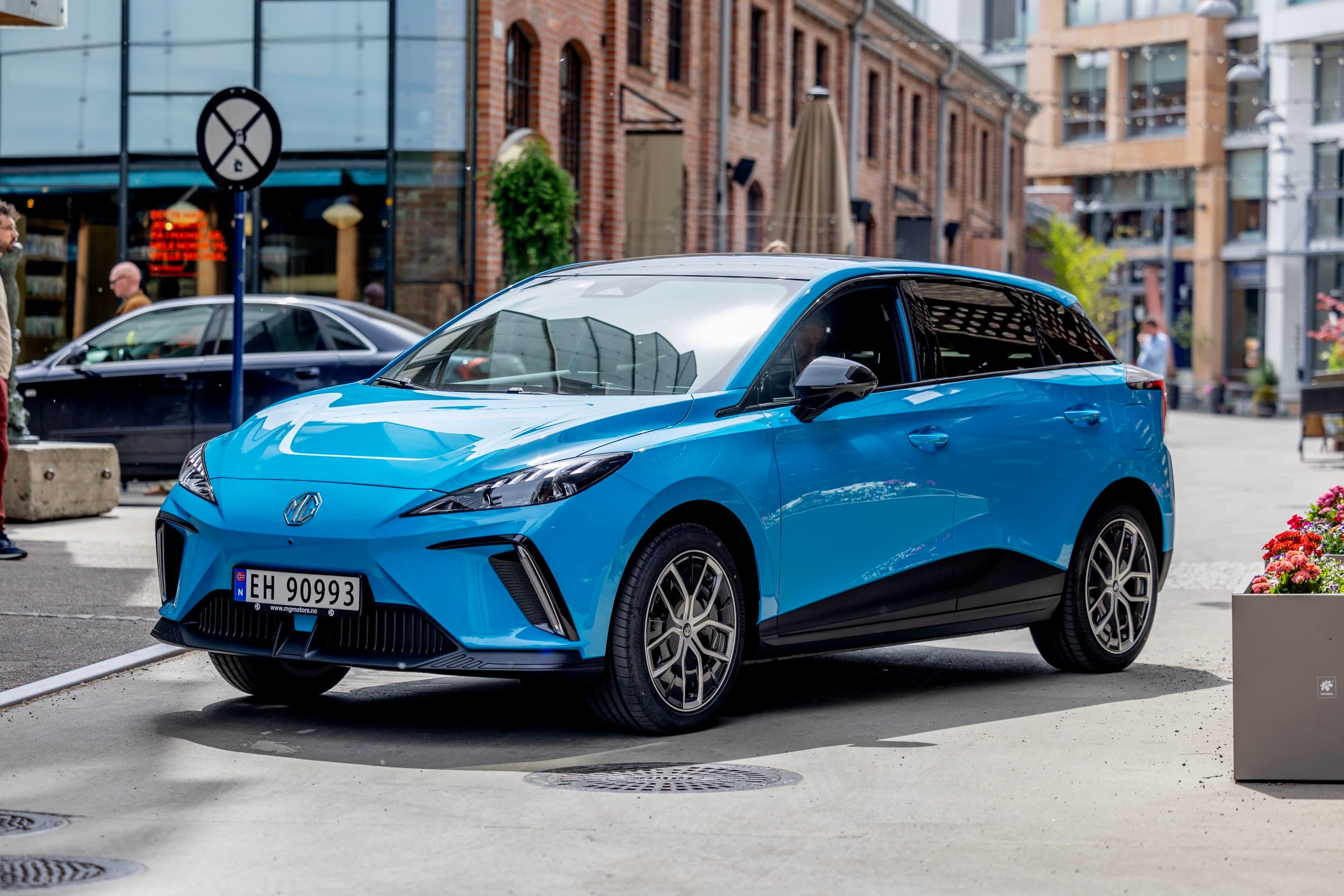 blå bil foran murbygg i elbiltest