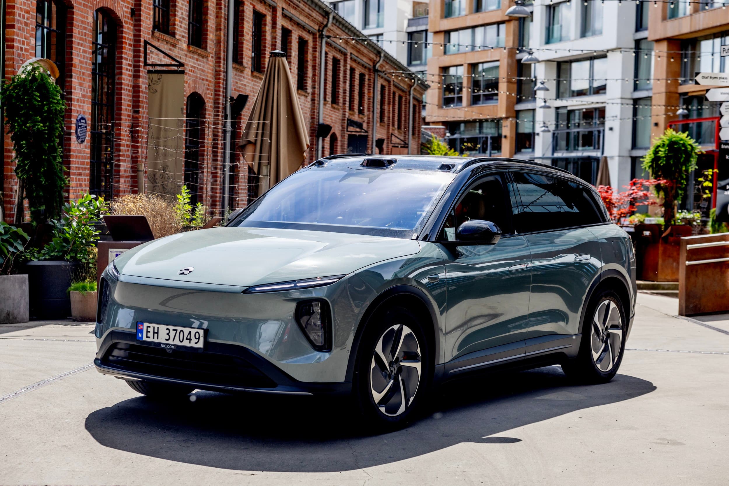 Turkis bil foran murbygg i elbiltest