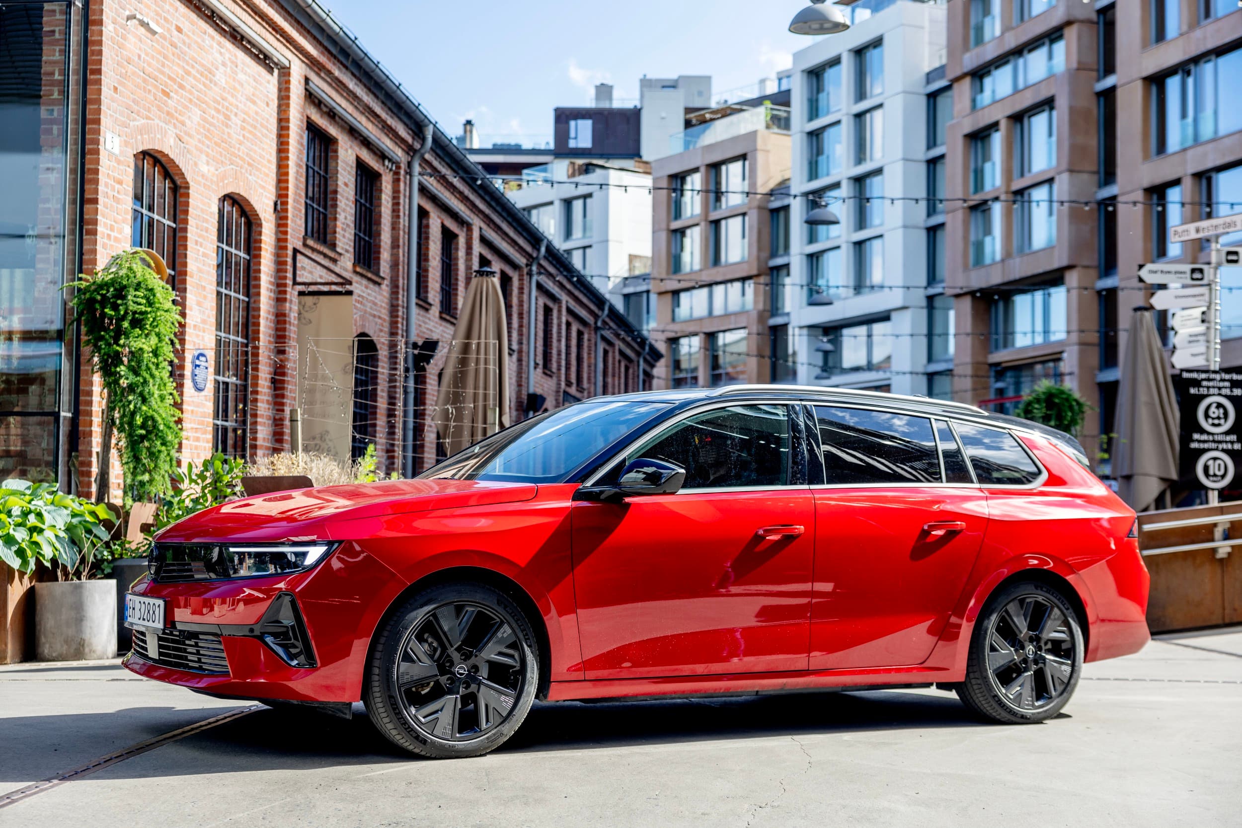 Rød bil foran murbygg