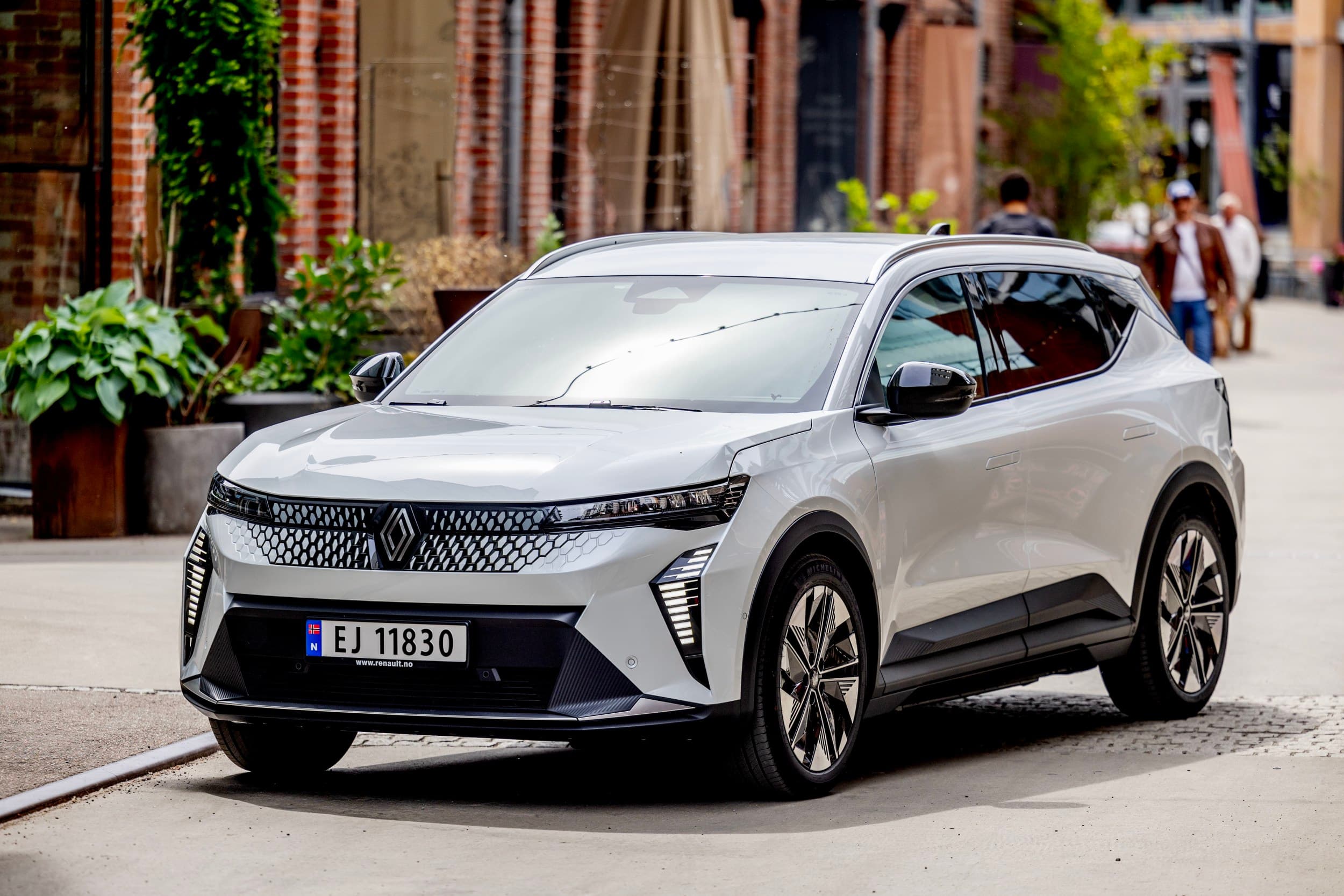 hvit bil foran murbygg i elbiltest