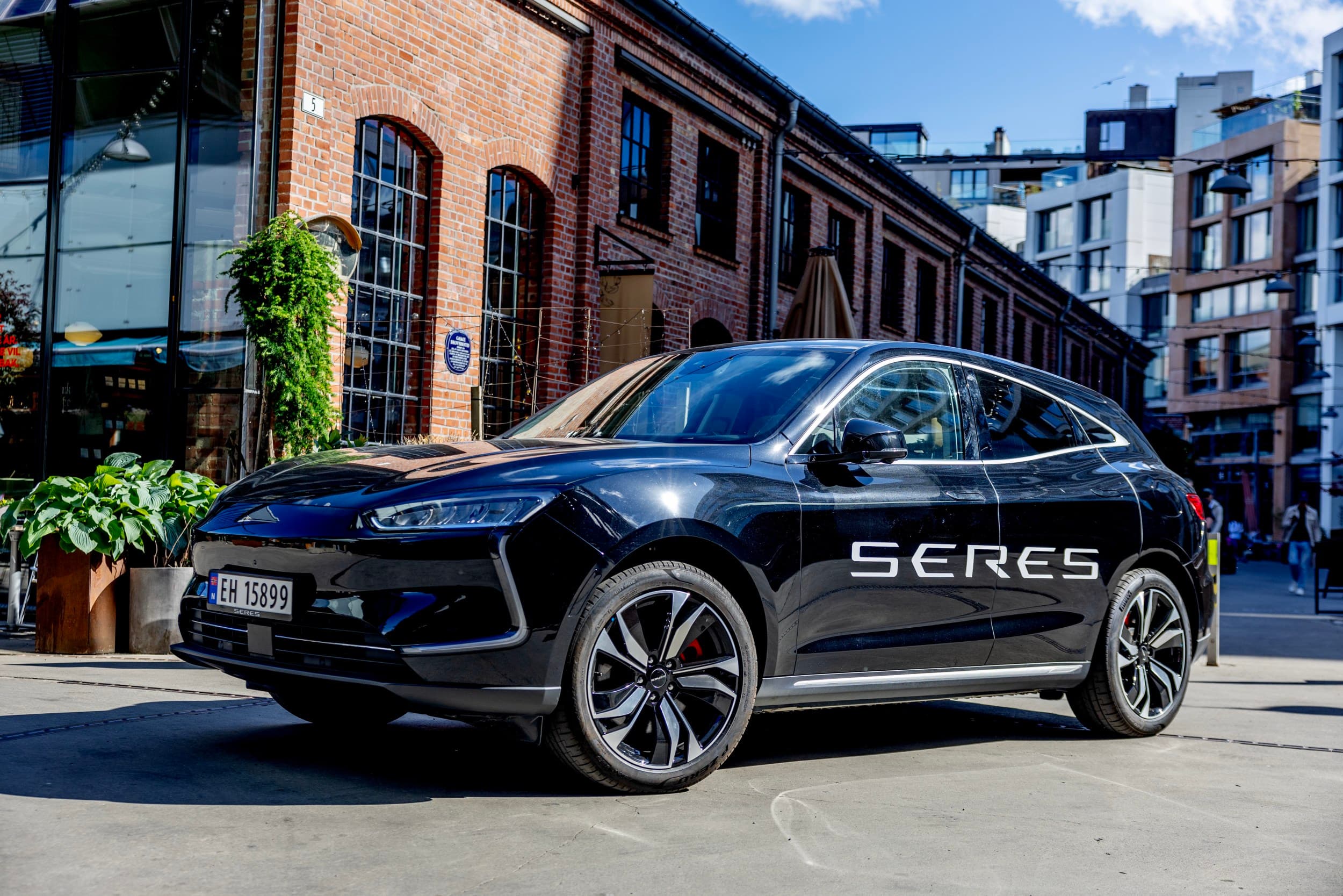 Svart bil foran murbygg i elbiltest