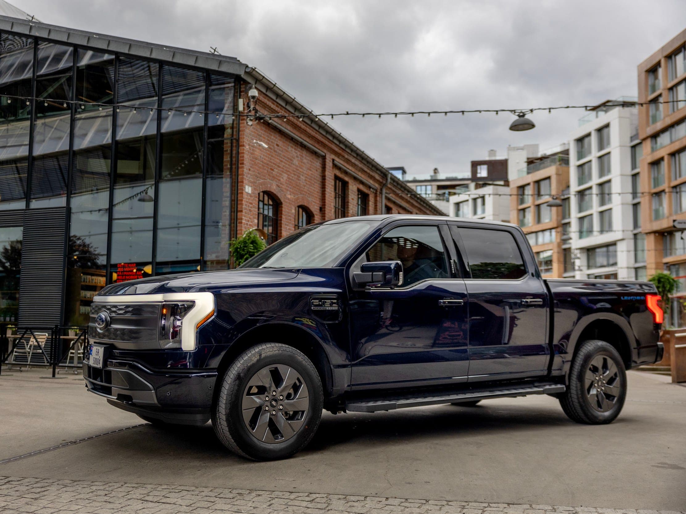 svart bil foran murbygg i elbiltest