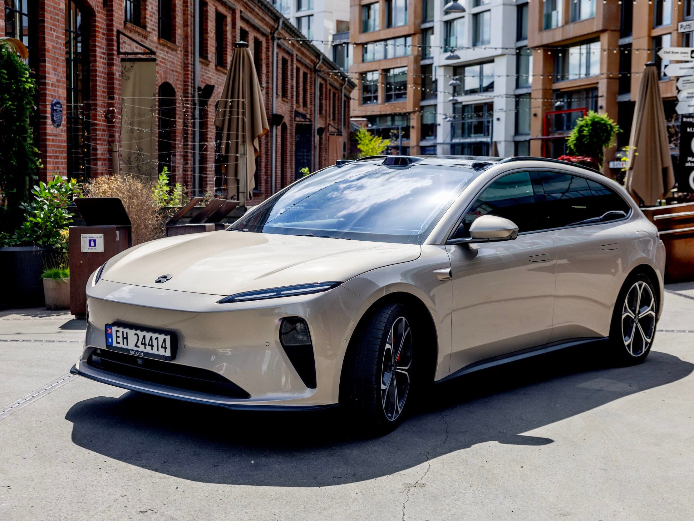 lys bil foran murbygg i elbiltest