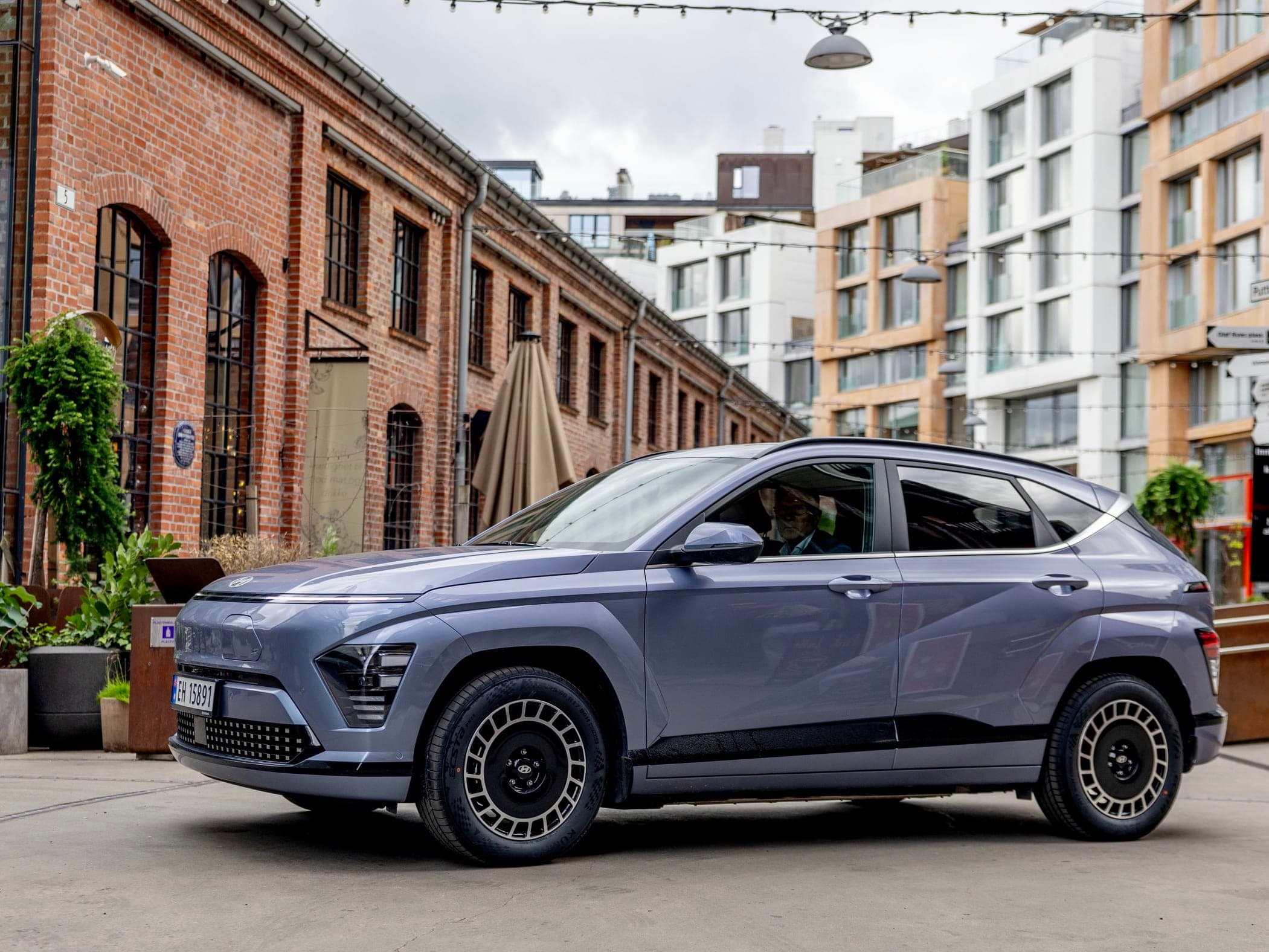 blå bil foran murbygg i elbiltest