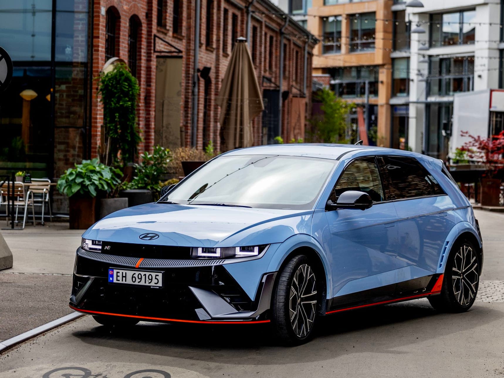 Blå bil foran murbygg i elbiltest