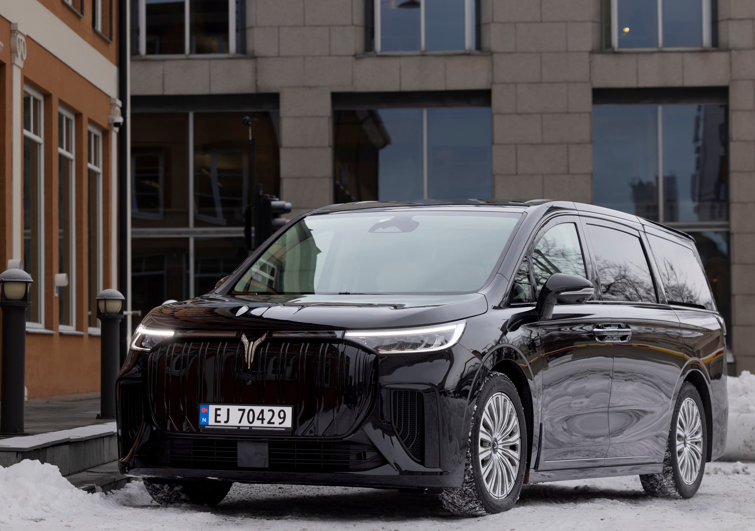 Svart bil utenfor et bygg